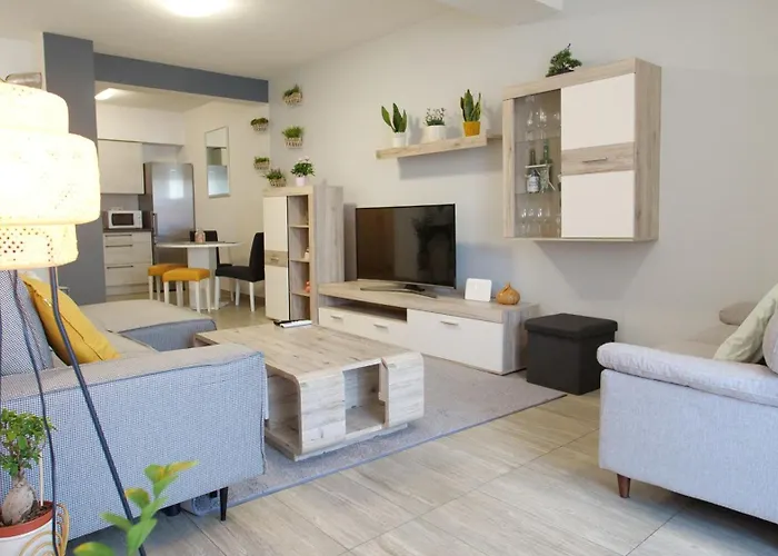 Spacious Apartment With Private Parking Pula