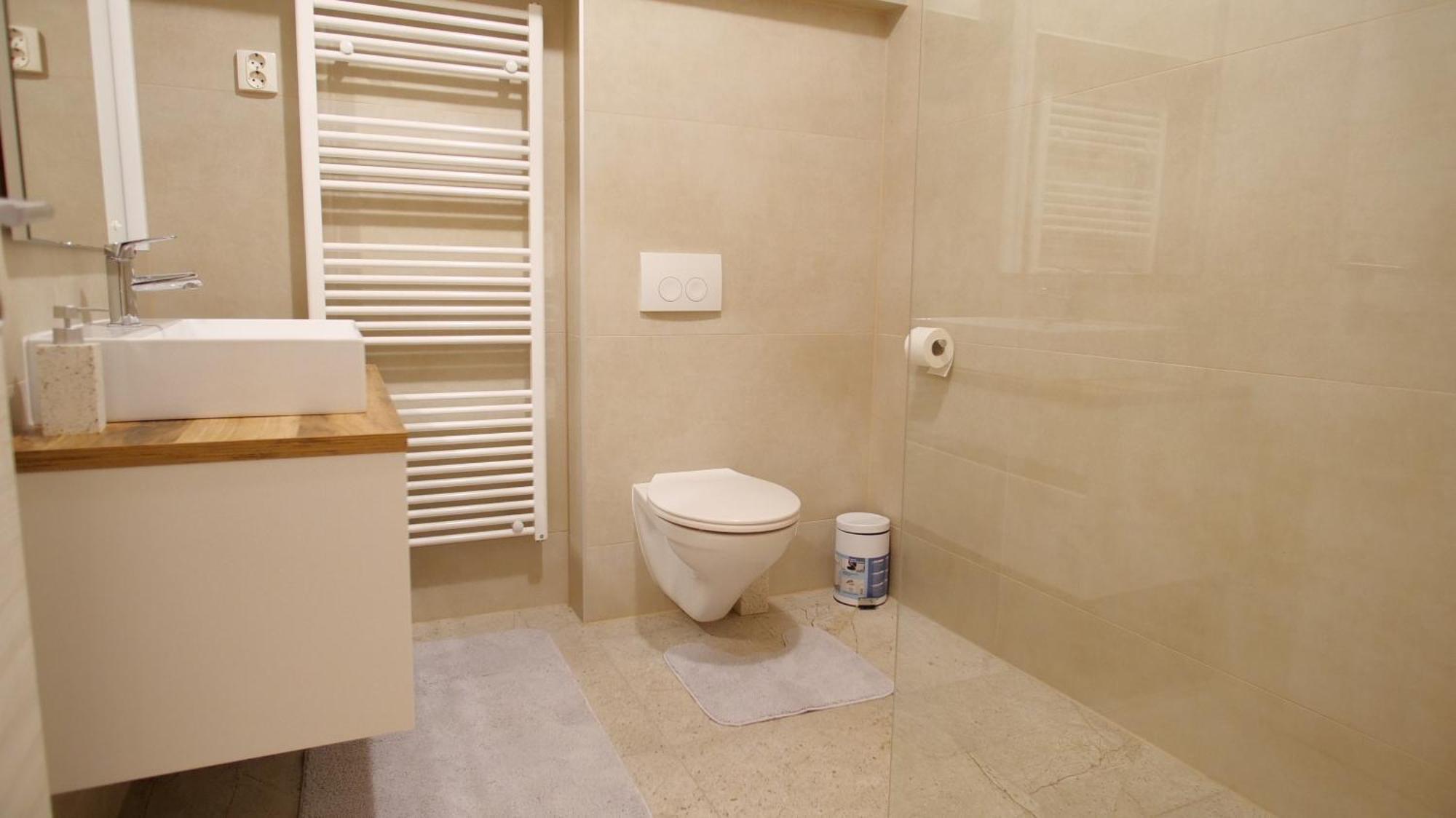 Spacious With Private Parking Apartment