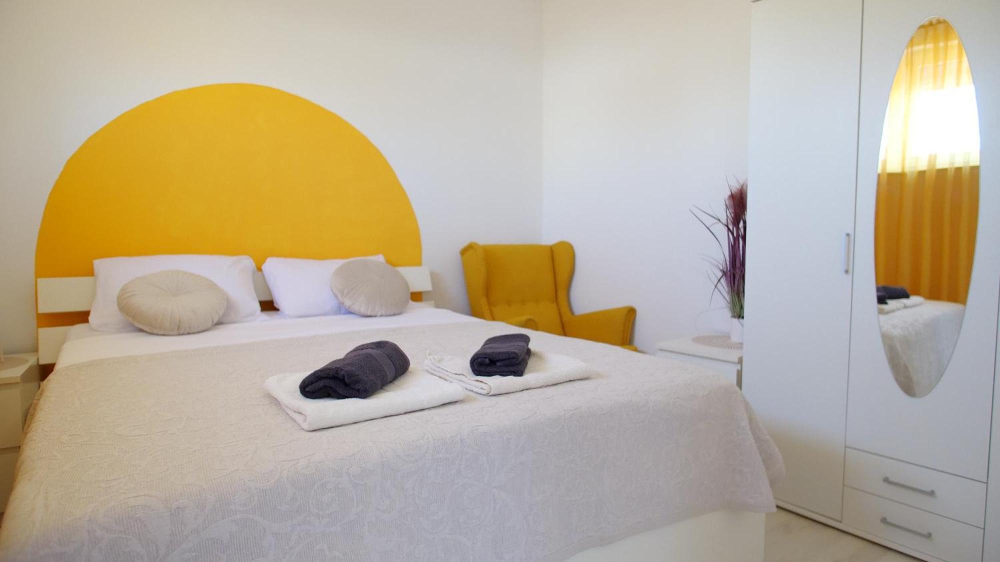 Spacious With Private Parking Apartment *