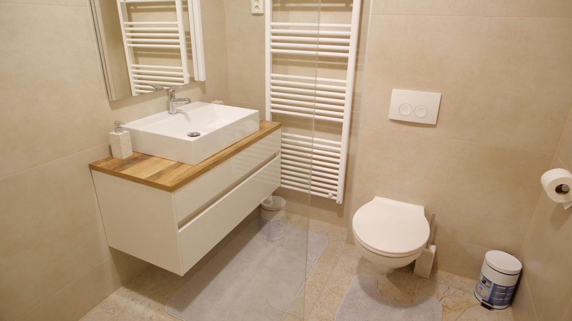 Spacious With Private Parking *